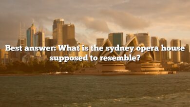 Best answer: What is the sydney opera house supposed to resemble?