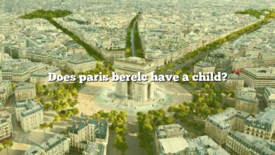 Does paris berelc have a child?