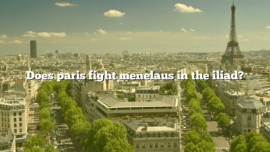 Does paris fight menelaus in the iliad?