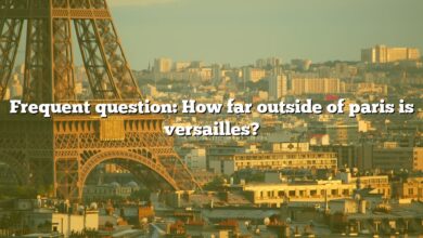 Frequent question: How far outside of paris is versailles?