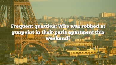 Frequent question: Who was robbed at gunpoint in their paris apartment this weekend?