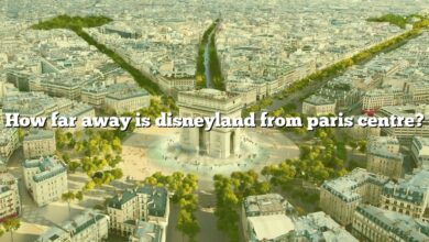 How far away is disneyland from paris centre?