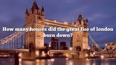 How many houses did the great fire of london burn down?
