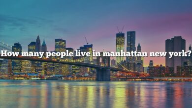 How many people live in manhattan new york?