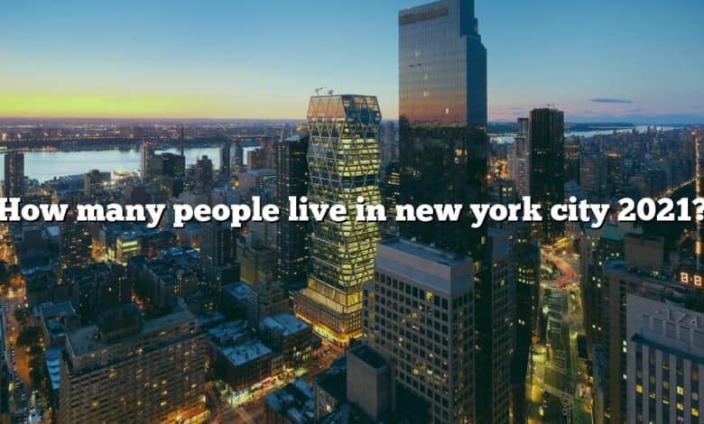 How many people live in new york city 2021?