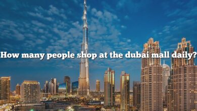 How many people shop at the dubai mall daily?