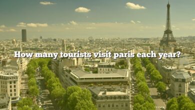 How many tourists visit paris each year?