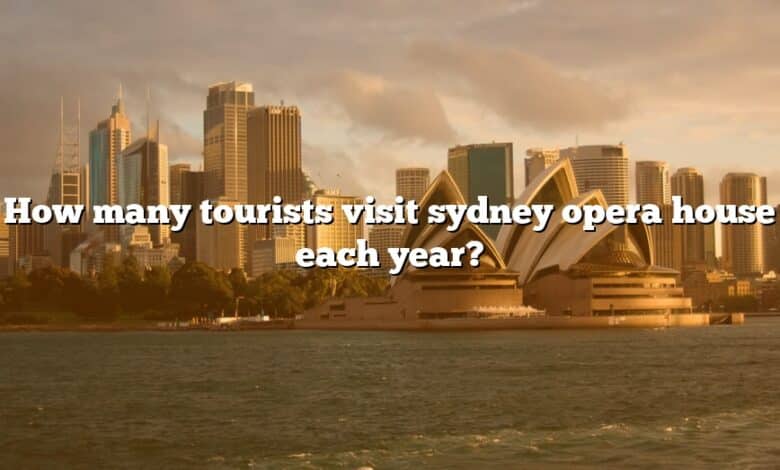 How many tourists visit sydney opera house each year?