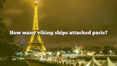 How many viking ships attacked paris?