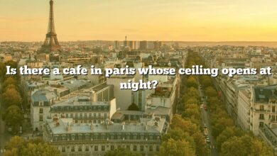 Is there a cafe in paris whose ceiling opens at night?
