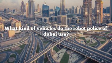 What kind of vehicles do the robot police of dubai use?