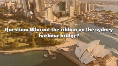 Question: Who cut the ribbon on the sydney harbour bridge?