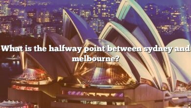 What is the halfway point between sydney and melbourne?