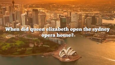 When did queen elizabeth open the sydney opera house?